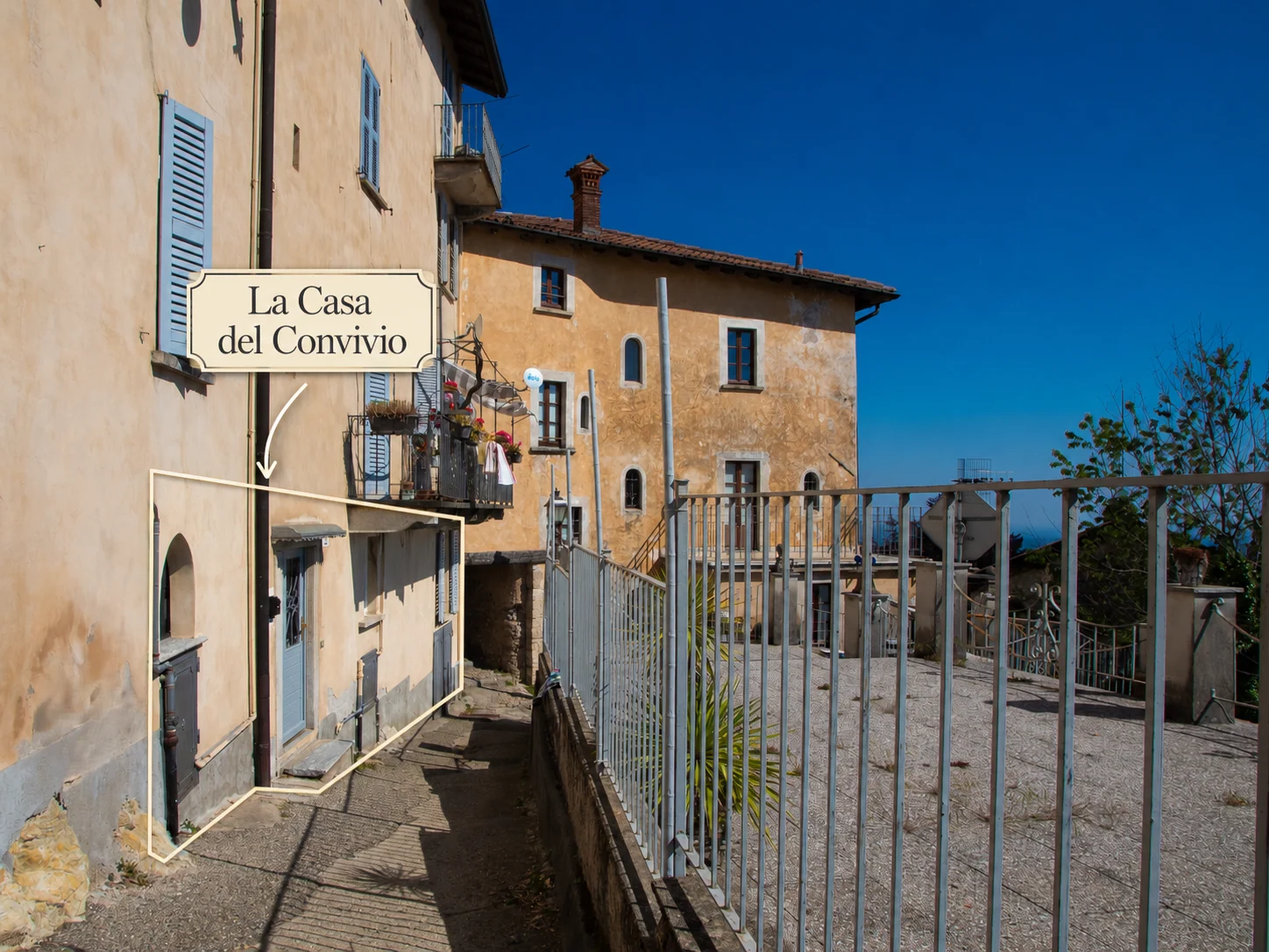 Vista esterna con indicazione della posizione dell'ingresso
