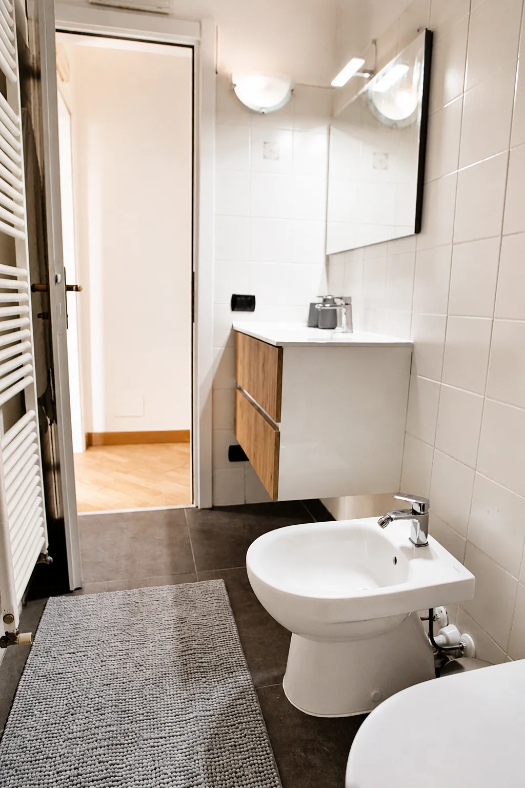 Vista del bagno con mobile lavabo, bidet e scaldasalviette