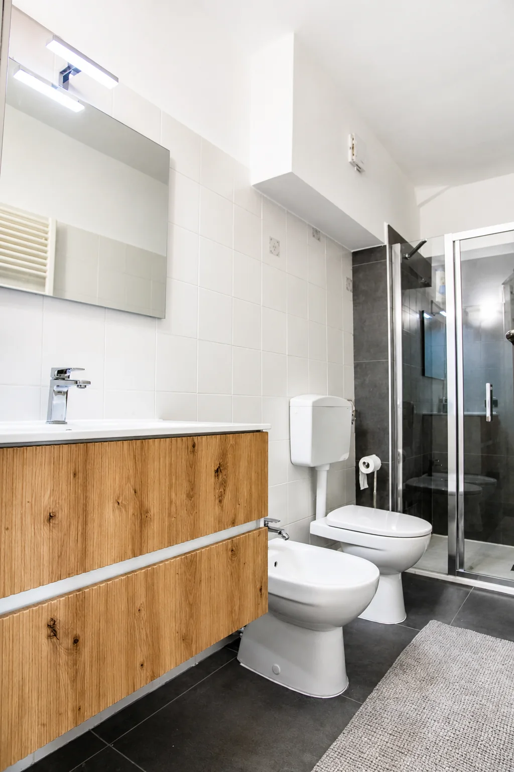 Vista del bagno con lavabo, WC, bidet e cabina doccia