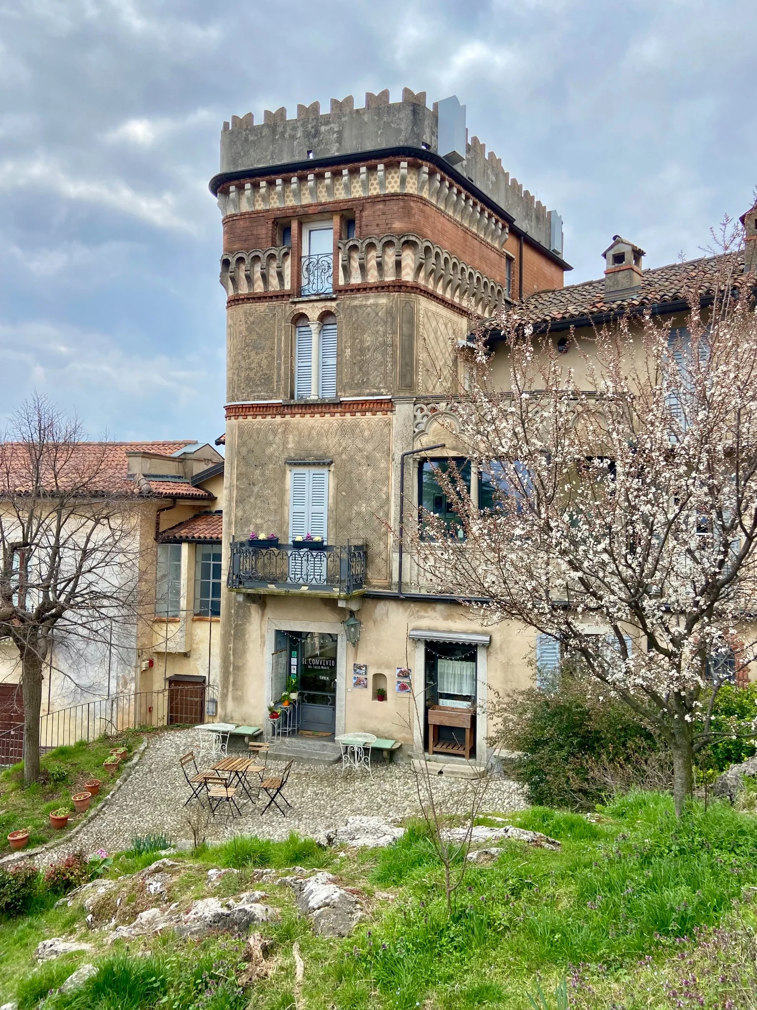 Facciata storica dell'edificio nel borgo del Sacro Monte
