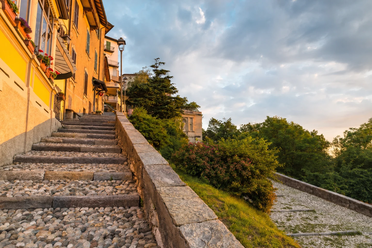 Scalinata e percorso pedonale nel borgo del Sacro Monte