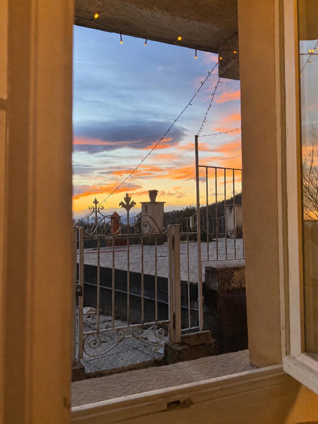 Vista al tramonto dalla finestra della sala da pranzo