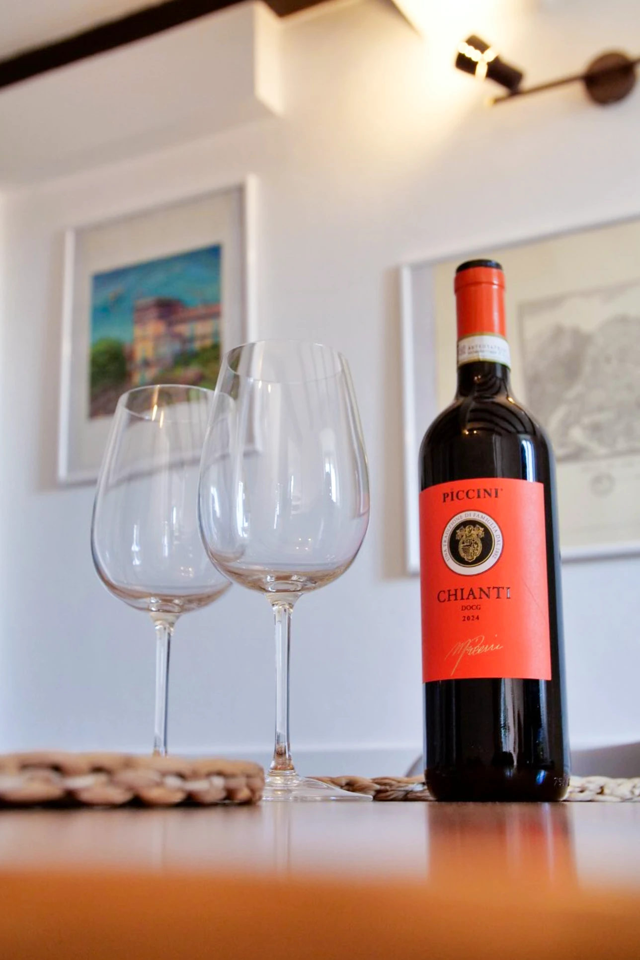 Bottiglia di vino di benvenuto con due calici sul tavolo